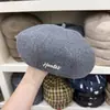 Boina de Lana Cálida Versátil para Otoño e Invierno para Mujer con Bordado de Letras de Nicho, Sombrero de Calabaza de Lana para Reducir la Edad y Adelgazar, Celebridad de Internet