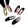Pantuflas de media caña brillantes de punta fina de talla grande para hombre, mules casuales, zapatos de cuero simples dorados slip-on de moda