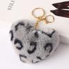 Leopardo europeo y americano amor felpa bola de pelo llavero placa bola de pelo llavero colgante para mujer Regalos Creativos Mayoreo