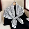 Lenço Fashion Simples Estilo Chanel 90cm Lenço Quadrado Grande com Letras Lenço de Seda Sarja Novo Xale Versátil para Mulheres