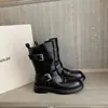 Botas de montaria estilo mãe de uva com salto grosso que aumenta a altura 4cm para mulheres, botas de moto de cano médio, alça de fivela dupla, zíper lateral, sola grossa, botas longas