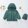 Jaquetas Infantis Novas para Meninos e Meninas, Roupas de Proteção Solar com Capuz e Zíper para o Verão com Bolsos, Peças de Exterior Casuais e Modernas
