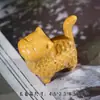 Pieza de Mano Tallada en Sándalo Dorado con Patrón de Martillo Cabeza de Gato, Pieza Pequeña Artesanal, Adorno Decorativo Lindo de Gato Tsundere