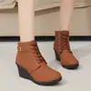 Botas de cuña de moda para mujer, talla grande, decoración de hebilla de cinturón, botines, nuevo estilo Otoño e Invierno 2026, cremallera lateral, Botas Martin de gamuza