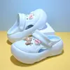 Sapatos com Furos de Cachorrinho Fofo de Solado Grosso Feminino Novo Estilo Verão Outdoor Antiderrapante à Prova de Odor Sapatos de Praia para Litoral Sandálias que Aumentam a Altura