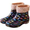Botas de chuva femininas da moda para uso externo, forradas com fleece, antiderrapantes, de cano curto, com sola macia, sola grossa, sola plana, corte baixo, resistentes ao desgaste, para o inverno