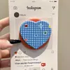 Soporte Magnético Azul a Cuadros con Forma de Corazón y Cerezas Estilo Coreano Adecuado para Teléfonos Magsafe, Adhesivo Fuerte para Uso en Escritorio