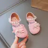 Elegantes sandalias tejidas cerradas para niña, anti-patada, nuevo modelo verano 2026, transpirables, suela suave, zapatitos de princesa perla para niña pequeña