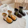 Botas Infantis Cor Color Block Retrô com Fivela Meio da Panturrilha Outono/Inverno 2026 Botas de Motocicleta de Bico Redondo para Meninas Botas Versáteis para o Tornozelo
