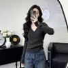 Suéter vermelho de gola V com ombros retos para mulheres, novo design de inverno 2025, blusa base estilosa, top extremamente atraente