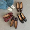 Zapatos de Mujer para Commuter de Cuero Genuino, Estilo Europeo, Hebilla de Metal, Plisados de Piel de Oveja, Tacón Bajo Grueso Cuadrado, Otoño 2026