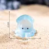 Nuevo producto transfronterizo: figuras creativas de calamares en miniatura que brillan en la oscuridad, adorables decoraciones para acuarios, accesorios para manualidades, artículos de bolsa sorpresa y pequeños adornos