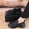 Zapatos negros retro de cuero suave con corte profundo, nuevos zapatos de mujer 2025, mocasines de cuero pequeños de suela blanda para otoño para mujer