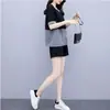 Conjunto de duas peças de verão para mulheres plus size: camiseta casual de manga curta nova, soltinha, e shorts modeladores para um look jovem e despojado