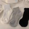 Calcetines cortos sencillos de color liso para mujer, en blanco y negro, grises, para todo tipo de deportes, de algodón absorbentes, medianos y cortos, para estudiantes, informales.