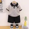 Conjunto de Verão de Manga Curta para Meninos 2026 Novas Roupas de Verão para Bebês Roupas Listradas Onduladas Conjunto de Duas Peças para Bebê e Criança
