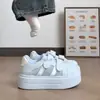 2026 Primavera Verano Nuevo Comercio Exterior Estilo Coreano Velcro Suela Gruesa Zapatos Zapatos de Tabla Zapatos Blancos Estudiante Zapatos de Pan Mujer Transfronterizo