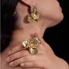 Brincos de Liga de Cobre com Design de Camélia em Ouro e Prata, Design de Nicho de Luxo Leve, Brincos de Estilo Fashion de Alta Qualidade