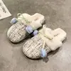 Moda otoño e invierno Baotou lindo floral nuevo estilo Baotou pantuflas peludas para mujer, pantuflas cálidas de algodón para uso exterior, 2026