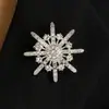 Pin de Corsage de Diamante Elegante Europeo y Americano Estilo Navideño Broche Creativo de Copo de Nieve Pin Metálico de Moda Accesorios para Ropa