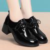 Zapatos Planos con Cordones para Mujer 2022 Otoño Nuevo Piel Suave Tacón Grueso Zapatos para Mujer de Mediana Edad Estilo Británico Negros Zapatos Pequeños de Cuero Zapatos de Trabajo