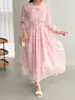 Nueva colección de verano estilo francés: un vestido ajustado, adelgazante, de longitud media en un delicado estampado floral rosa, con cintura ceñida y una superposición de malla transparente