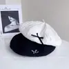 Boina Colorida Lisa com Laço Fofo Moda para Mulheres Outono e Inverno Casual Versátil Boné para Frente Estiloso Tendência Boné Bico de Pato