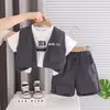 Conjunto Estiloso de Verão para Meninos 2026 Novo Conjunto de Três Peças Casual Lindo com Colete e Manga Curta para Crianças Tendência