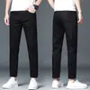 Jeans blancos de alta gama para hombre, nuevos pantalones rectos ajustados de otoño, pantalones largos elásticos casuales de moda para hombre, nuevo estilo