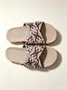 Novas chinelos de casal estilo chinês com tiras cruzadas, adequados para homens e mulheres, podem ser usados fora de casa, são respiráveis, leves e antiderrapantes, para uso doméstico e interno