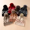 Gorro de cachemira para mujer 100% cachemira pura otoño e invierno nuevo jacquard protección para las orejas tejido cálido hilo con pompón gorro para el frío
