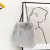 Bolso peludo de otoño e invierno para mujer, bolso de hombro peludo de gran capacidad, bolso cruzado de cadena moderno y versátil, bolso tote de felpa