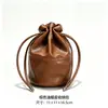 Bolsa de almacenamiento para juego de té de cuero encerado con cierre de cordón, diseñada para proteger y transportar juegos de té, ideal para viajar y como accesorio para la ceremonia del té