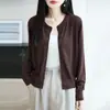 Cárdigan de punto beige con cuello redondo para mujer, una prenda exterior ligera y de corte holgado para primavera y otoño, con un diseño sencillo y elegante, mangas largas y una refinada textura similar a la lana