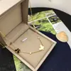 Collar de Nácar con Tres Mariposas para Mujer, Diseño de Nicho de Lujo Ligero, Cadena para Clavícula Estilo Minimalista de Acero de Titanio, Colgante de Moda para Influencers