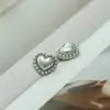 Los fabricantes suministran botones metálicos con forma de corazón de perla lindos estilo Xiaoxiang abrigos de punto abrigo abrigo hebilla de abrigo