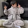 Pijama infantil de coral fleece, cálido, con cuello alto, diseño de apertura frontal, adecuado para niños, disponible en tallas mediana y grande, corte holgado y elegante para estar en casa, procedente de una tienda física