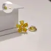 Broche de Floco de Neve Simples Atmosférico Estilo Japonês e Coreano 2025 Broche de Flor Zircônia Distintivo da Coreia do Sul Acessórios para Casaco Alfinete de Lapela Elegante