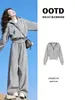 Conjunto deportivo casual gris para mujer, colección otoño 2026, con sudadera y pants, perfecto para figuras petite, en estilo coreano