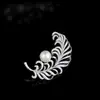 Broche de pena estilo luxo leve e moderno design nicho broche de alta qualidade e elegante novo produto popular online estilo acessórios de pino
