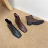 2024 Novas Botas Curtas de Couro Femininas Retrô Bico Quadrado Botas Finas Design de Nicho Zíper Lateral Emagrecimento Salto Grosso Botas Martin