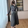 Vestido plissado acinturado para mulheres, comprimento médio, novo estilo Outono/Inverno 2025, colete de lã, moderno e elegante, conjunto de duas peças que rejuvenesce
