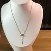 Collar Cruz de Acero Titanio Minimalista Fresco Diseño de Nicho Blanco con Diamantes para Mujer