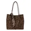 Bolso Retro Europeo y Americano con Estampado de Leopardo de un Solo Hombro Gran Capacidad Bolso Tote Casual Plegado Gamuza Simple de Mano Bolso para Madre e Hija para Mujeres