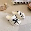 2026 Novo Estilo Tamancos para Mulheres e Homens, Meio-Chinelos de Verão, Estilo Pai-Filho Infantil, Sandálias Fechadas Cartoon para Uso Externo na Praia
