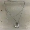 Nuevo Collar de Copo de Nieve de Metal con Circonita y Perla Otoño/Invierno Cadena para Suéter de Lujo Ligero con Sensación de Alta Gama Accesorio de Cuello de Moda Personalizado con Temperamento