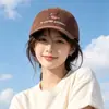 Nueva gorra de béisbol bordada de cachorro de dibujos animados lindo, versátil y estiliza el rostro, circunferencia de cabeza grande, sombrero de protección solar