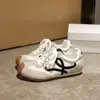 Versión súper suave de piel de vaca de zapatillas deportivas casuales con cordones para mujer con aumento interno de altura, zapatillas de entrenamiento versátiles alemanas, zapatillas blancas y zapatillas de skate.