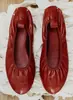Sapatos de ballet planos slip-on estilo coreano vintage de pele de carneiro com bico redondo, plissados, tachados, sapatos de avó