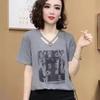 2024 Verão Nova Moda V-Neck Carta Impresso Manga Curta T-Shirt Feminino All-Match Slimming Trendy Top Base Camisa